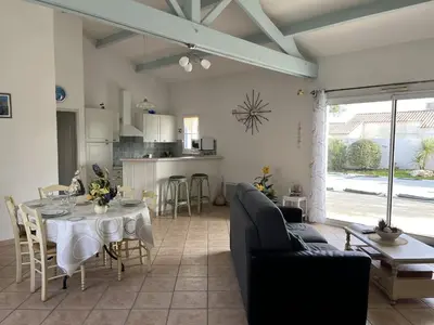 Cuisine ou kitchenette dans l'établissement Villa de Vertmarines