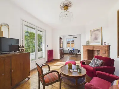 Télévision ou salle de divertissement dans l'établissement Maison tout confort pour 8 avec jardin
