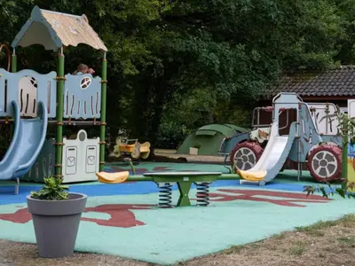 Aire de jeux pour enfants de l'établissement Chalet douillet avec terrasse - 16m² pour 2 personnes - API-1-52-1729