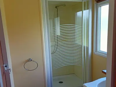 Salle de bains dans l'établissement Location Mobil-home, 2 Chambres, Terrasse - API-1-52-1732