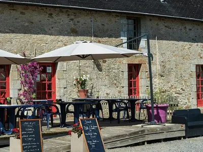Restaurant ou autre lieu de restauration dans l'établissement Mobil-home 4 Pers, Terrasse - Sainte Reine de Bretagne - API-1-52-1735