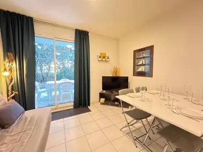 Télévision ou salle de divertissement dans l'établissement L'Embrun - TV, WiFi, Parking, Piscine de résidence