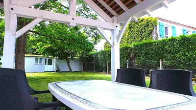 Jardin de l'établissement Pêcherie, Grande maison familiale en bord de mer