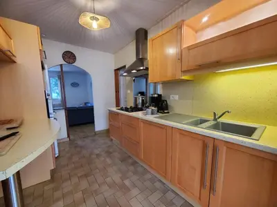 Cuisine ou kitchenette dans l'établissement Pêcherie, Grande maison familiale en bord de mer