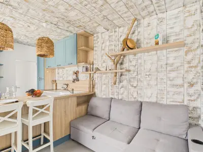 Cuisine ou kitchenette dans l'établissement 100 m de la plage, terrasse, maison pour 2