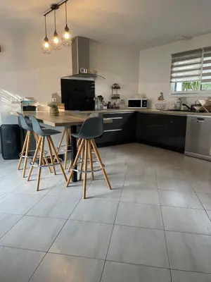 Cuisine ou kitchenette dans l'établissement Maison familiale à 10 min des plages