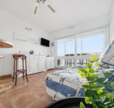 Cuisine ou kitchenette dans l'établissement Vue Mer & Calme T2 lumineux avec parking privé