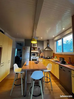 Cuisine ou kitchenette dans l'établissement Belle et grande maison avec piscine à coté de la mer