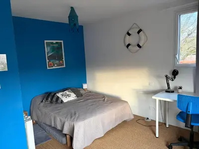 Un ou plusieurs lits dans un hébergement de l'établissement Belle et grande maison avec piscine à coté de la mer