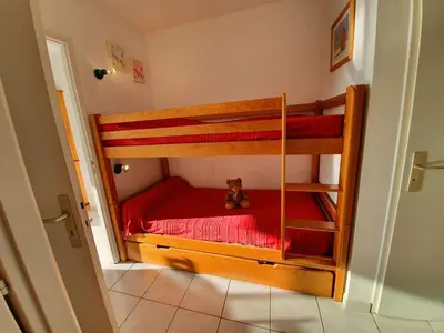 Un ou plusieurs lits dans un hébergement de l'établissement SH080-003 - Appartement 2 pièces cabine 4 couchages - SAINT HILAIRE DE RIEZ