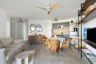 Cuisine ou kitchenette dans l'établissement Cocon Terrasse près du Port - A102