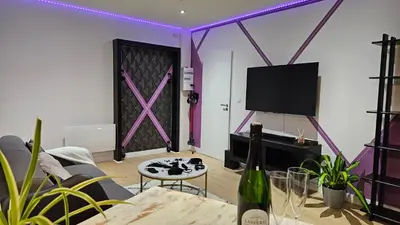 Télévision ou salle de divertissement dans l'établissement Diamond'Suite loveroom&spa44