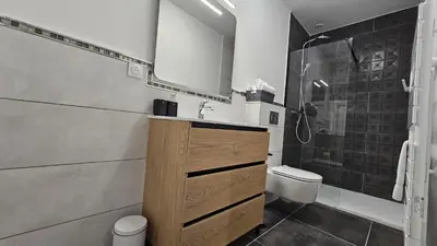 Salle de bains dans l'établissement Diamond'Suite loveroom&spa44