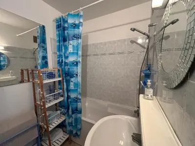 Salle de bains dans l'établissement Appartement Vue Mer - 7ème étage, proche plage - FR-1-652-64