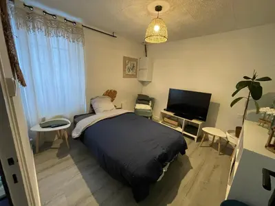 Télévision ou salle de divertissement dans l'établissement Maison une chambre