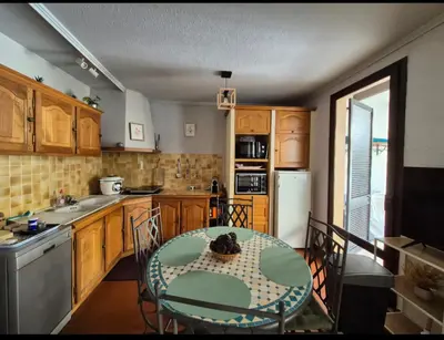Cuisine ou kitchenette dans l'établissement Maison cosy proche plage