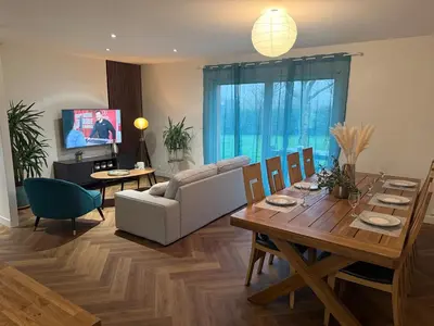 Télévision ou salle de divertissement dans l'établissement La Parenthèse, Maison lumineuse avec jardin & grande terrasse proche du Puy duFou