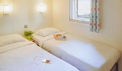 Un ou plusieurs lits dans un hébergement de l'établissement Mobilhome 400m de la plage Camping 5 étoiles