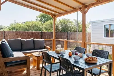 Balcon ou terrasse dans l'établissement Mobilhome 400m de la plage Camping 5 étoiles