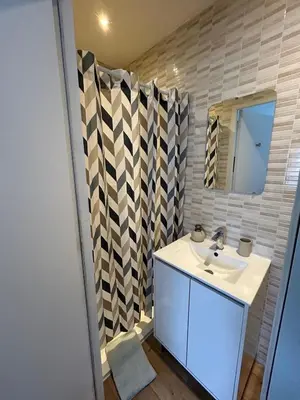 Salle de bains dans l'établissement Adar 103