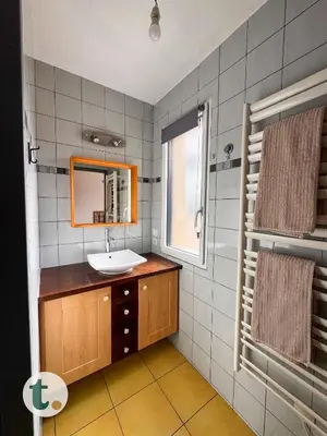 Salle de bains dans l'établissement Tranquiloue - Maison Spacieuse - 20 min Puy du Fou