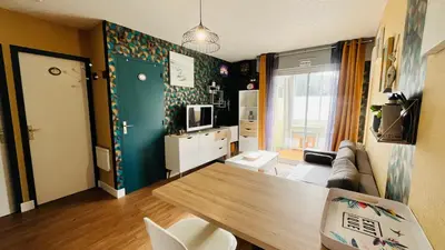 Télévision ou salle de divertissement dans l'établissement Le petit marché, T2 emplacement idéal