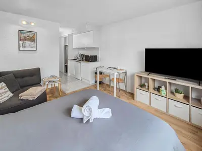 Télévision ou salle de divertissement dans l'établissement Studio rénové proche Nantes idéal séjour pro