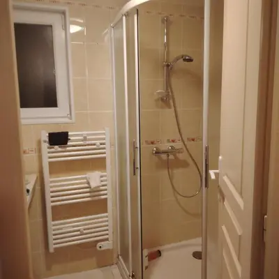 Salle de bains dans l'établissement CHAMBrE CHEZ L'HABITANT