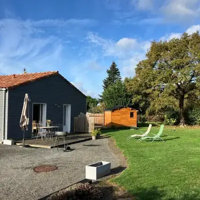 Gîte au Calme avec Jardin et Parking Pratique - FR-1-306-1335