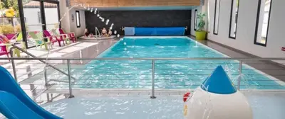 Piscine de l'établissement ZEcamping 4 animé piscine couverte 1km plage fitness mobil-home TV ou située à proximité
