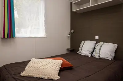 Un ou plusieurs lits dans un hébergement de l'établissement ZEcamping 4 animé piscine couverte 1km plage fitness mobil-home TV