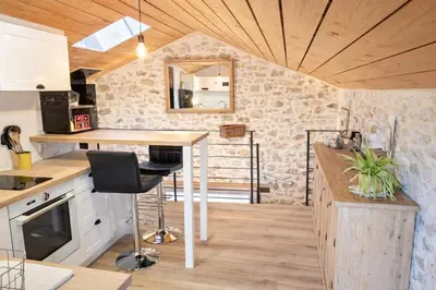 Cuisine ou kitchenette dans l'établissement Refuge cosy pour séjour en couple PDF! Gîte de la grosse pierre