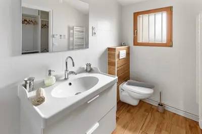 Salle de bains dans l'établissement Les Pavots - Spacieux & Familial