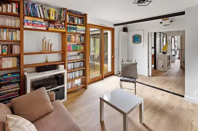 Bibliothèque dans la maison de vacances