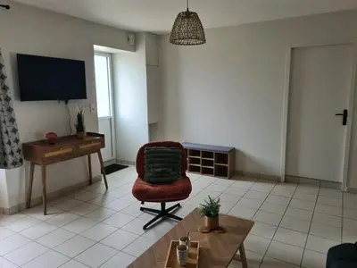 Télévision ou salle de divertissement dans l'établissement Nid des Hirondelles Gîte cozy terrasse & parking proche du Puy duFou