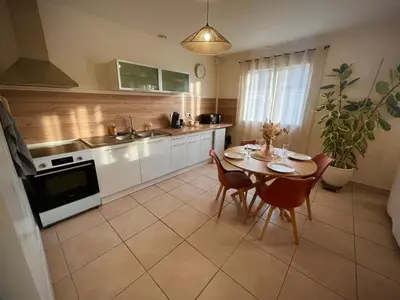 Cuisine ou kitchenette dans l'établissement Le Carré Douillet, Appartement lumineux