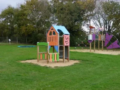 Aire de jeux pour enfants de l'établissement Charmant cocon avec grande terrasse - bord de mer