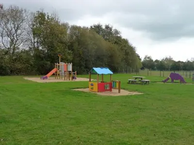 Aire de jeux pour enfants de l'établissement Charmant cocon avec grande terrasse - bord de mer