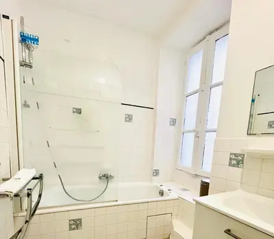 Salle de bains dans l'établissement Apparthotel Beauregard 12 cœur de Nantes WIFI