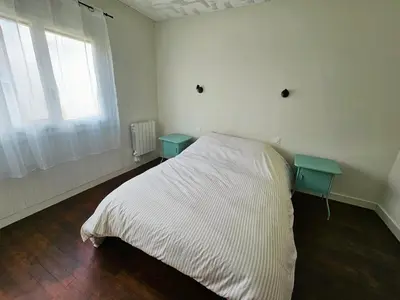 Un ou plusieurs lits dans un hébergement de l'établissement Maison avec jardin et poêle à bois proche Nantes