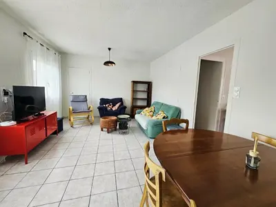 Télévision ou salle de divertissement dans l'établissement Maison avec jardin et poêle à bois proche Nantes