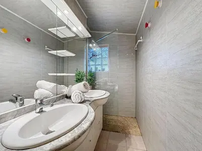 Salle de bains dans l'établissement Holiday Home Les Rochers du Roi by Interhome