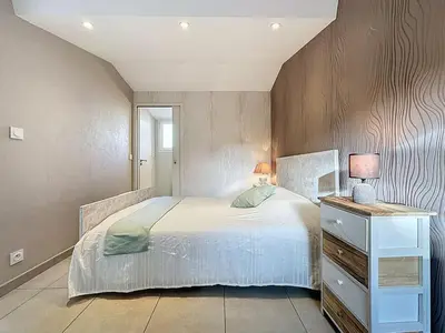 Un ou plusieurs lits dans un hébergement de l'établissement Holiday Home Les Rochers du Roi by Interhome
