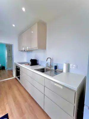 Cuisine ou kitchenette dans l'établissement L'atelier Azur - T2 Saint-Nazaire