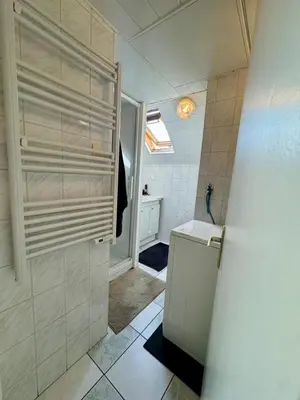 Salle de bains dans l'établissement Fully equipped 1-bedroom apartment near Chantiers Navals