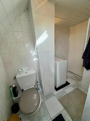 Salle de bains dans l'établissement Fully equipped 1-bedroom apartment near Chantiers Navals