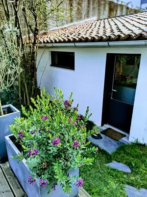 Jardin de l'établissement Bienvenue dans ce charmant studio