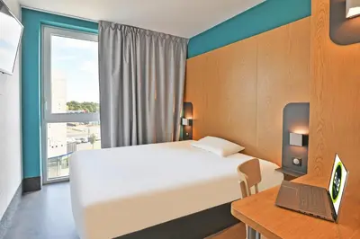 Un ou plusieurs lits dans un hébergement de l'établissement B&B HOTEL La Roche-sur-Yon