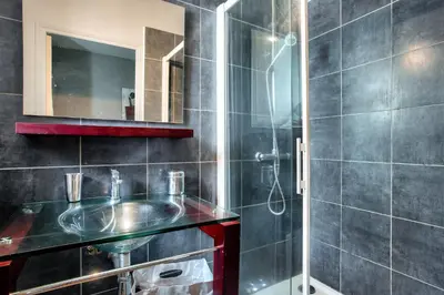 Salle de bains dans l'établissement Orphée - proche des Marchines de Lile