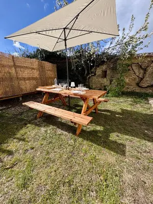 Jardin de l'établissement Escale Cosy - 10 min Puy du F - Jardin et Fibre